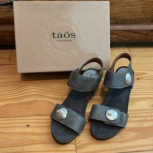 Taos Carousel Graphite Sandals